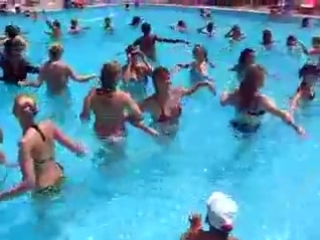 Куча взрослых тёток танцуют кря кря^^