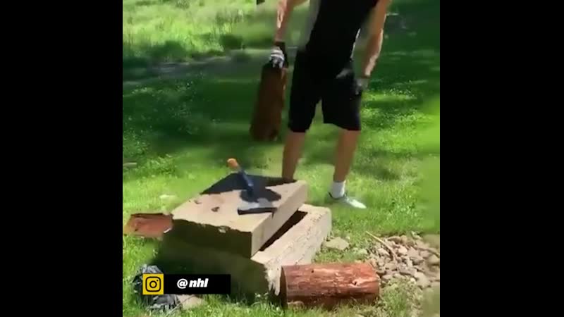 Малкин колет дрова