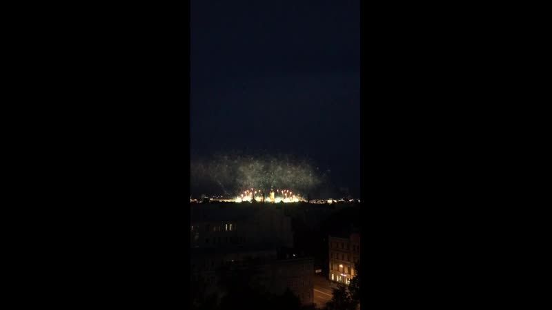 Салют в честь «алых парусов»