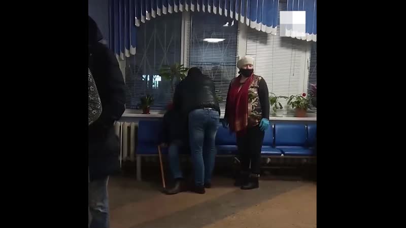 Пожилому мужчине стало плохо, пока он сидел в очереди