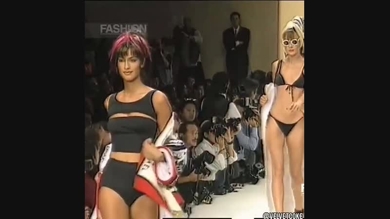 Карла бруни, клаудия шиффер, синди кроуфорд, хелена кристенсен, наоми кемпбелл и др на показе пляжной коллекции шанель (1994)