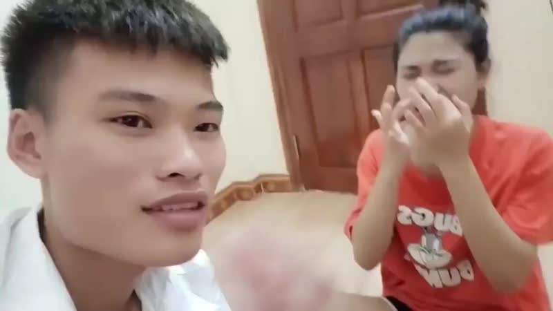 Dán keo siêu dính vào l ỗ mũi và cái kết thốn cặp đôi lầy