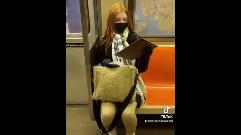 Парень нарисовал девушку в метро