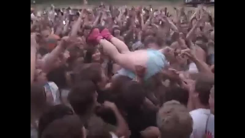 Крауд серф кэти перри