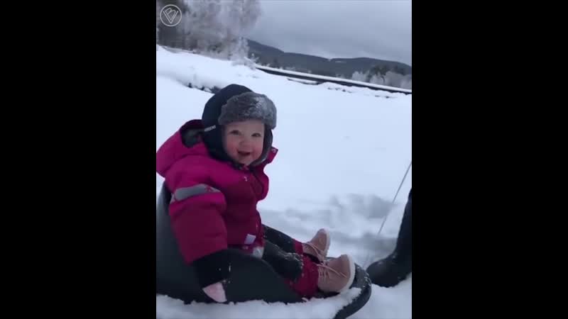 Бесценные эмоции)) радуется, видимо, маме, которая снимает)))