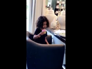 Ким кардашян и ее дочь слушают «kiss it better»