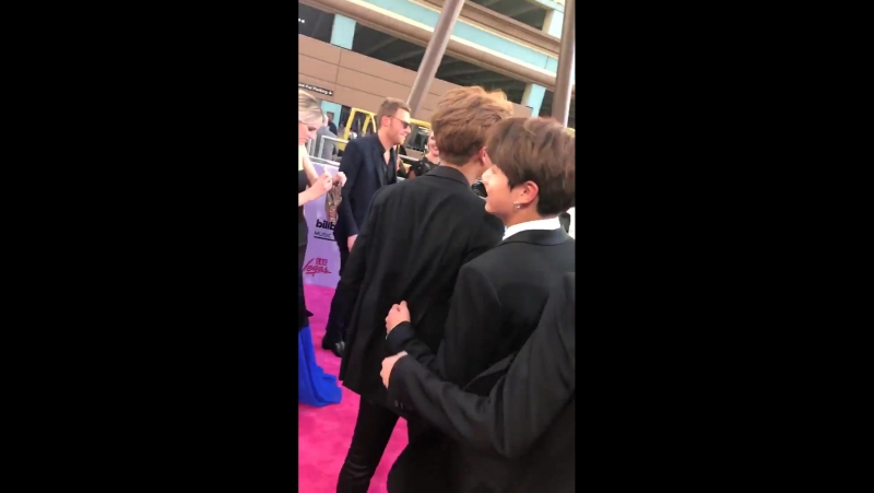Magenta porn video – Thechainsmokers & bts hanging out on the magenta carpet at the bbmas