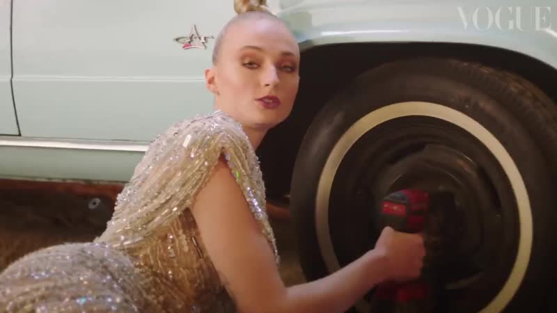 Софи тернер учит изысканно менять колеса