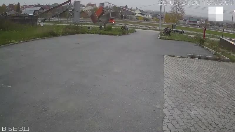 В екатеринбурге водитель камаза забыл опустить кузов и въехал на скорости в пешеходный мост