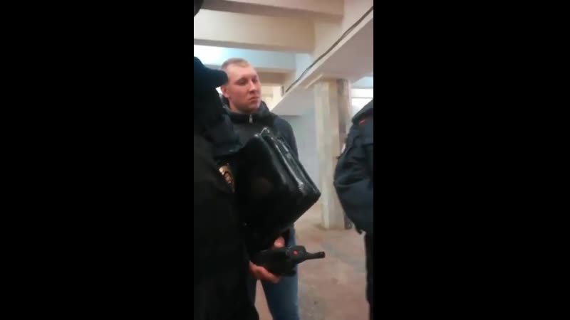 Полицейские не на того таджика нарвались он их сделал