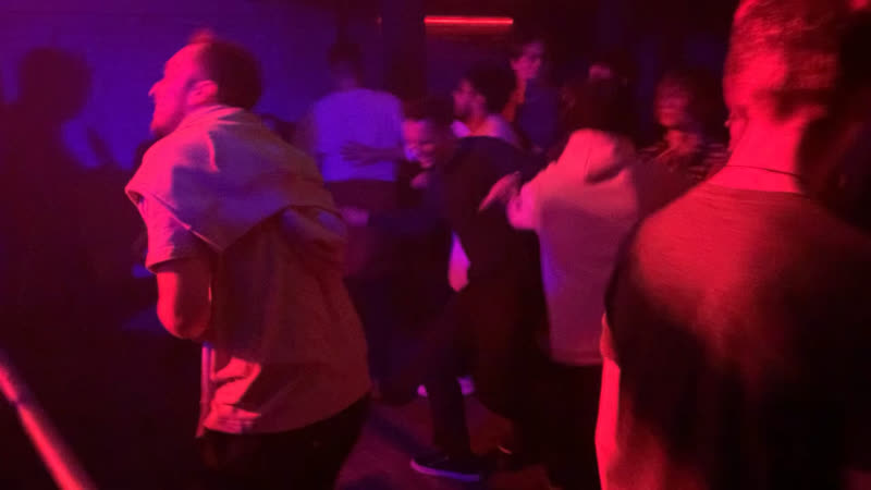 Ленар за баром в ионотеке