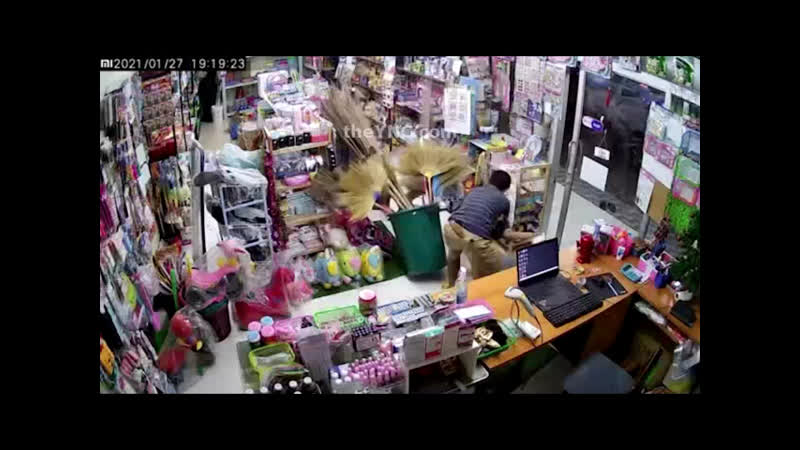 Тайский извращенец забежал в супермаркет и попытался молодые девушку продавца