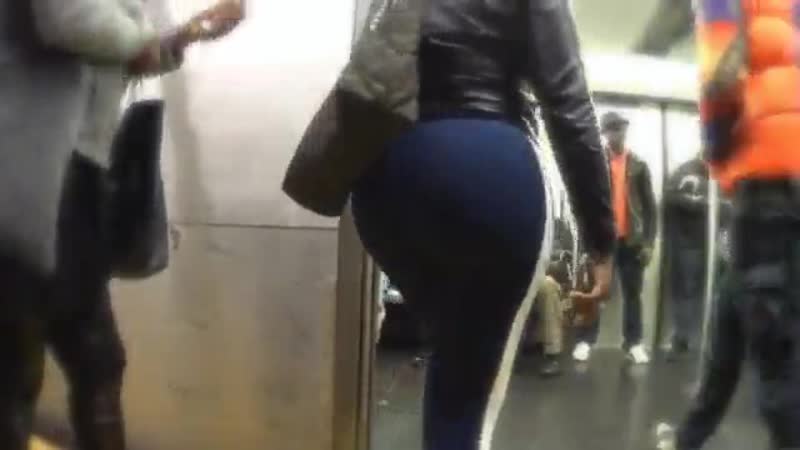 Ходим по махачкале и снимаем задницы, огромный упругий зад девушки, лосины в обтяжку