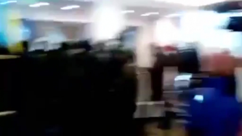 В сети появилось видео погрома в офисе «альфа банка» в киеве