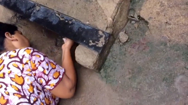 Новорожденного ребенка спасли из канализации в индии