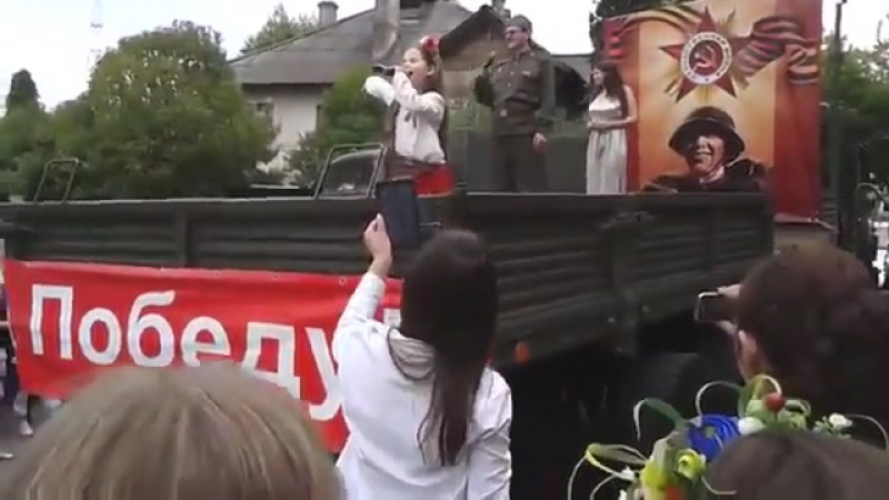 Смуглянкой рванула душу девочка