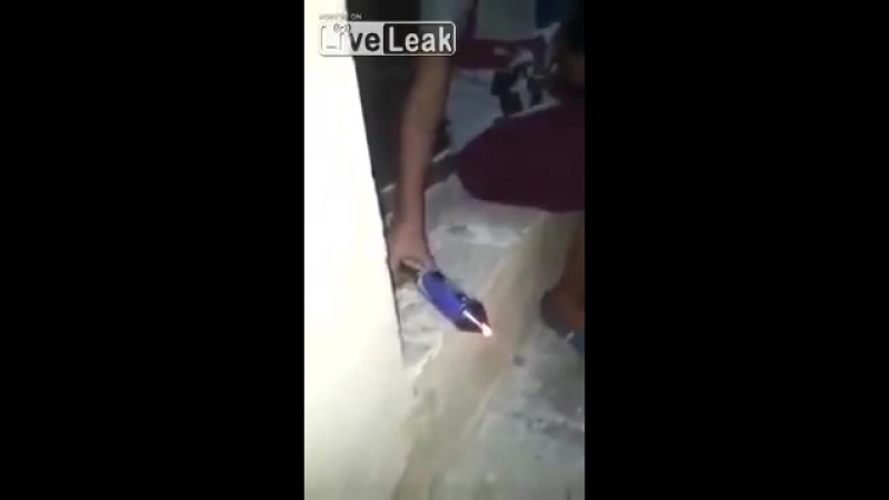 Не самые умные молодые запускают фейерверк