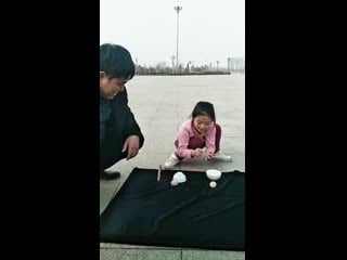 Юная фокусница показывает свои таланты