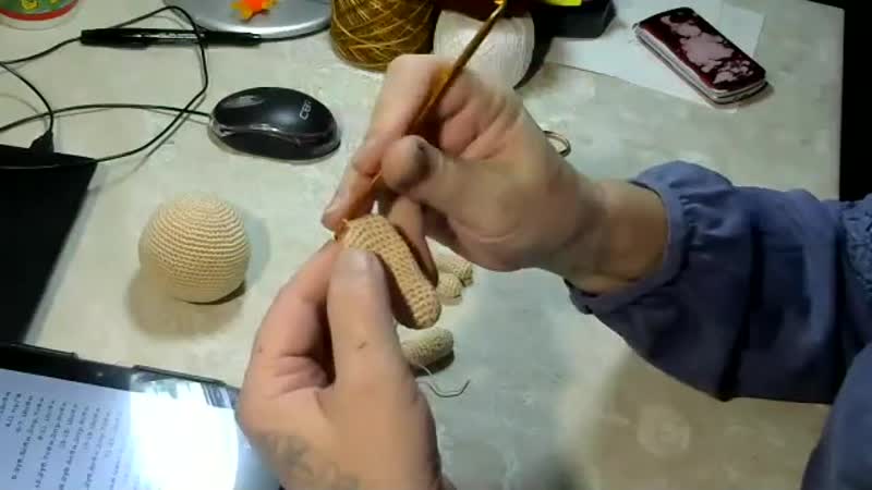 Продолжаем вязать куколку ножки