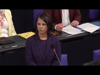 Live aussenministerin annalena baerbock steht dem bundestag rede und antwort