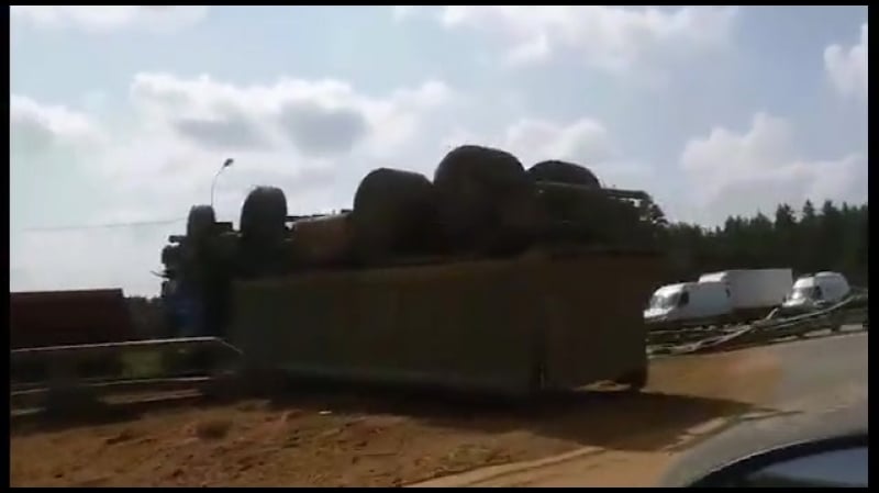 Транспортный коллапс возник из за грузовика с песком, который перевернулся под москвой