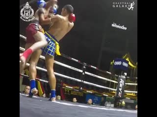 Клинч, финт коленом, локоть