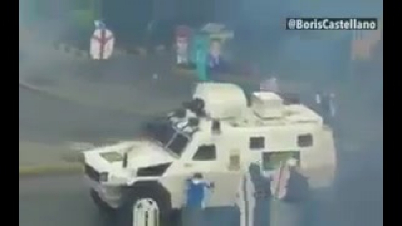 Митингующие пиздят водителя бронетранспортёра который их давил