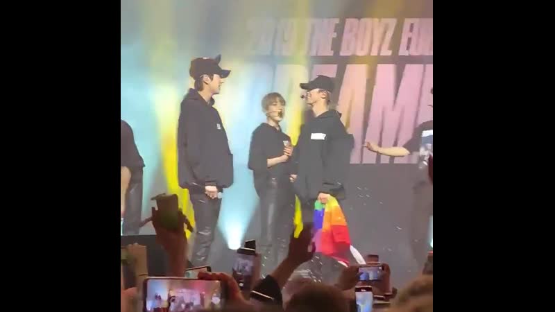 Younghoon and changmin throw confetti at each other