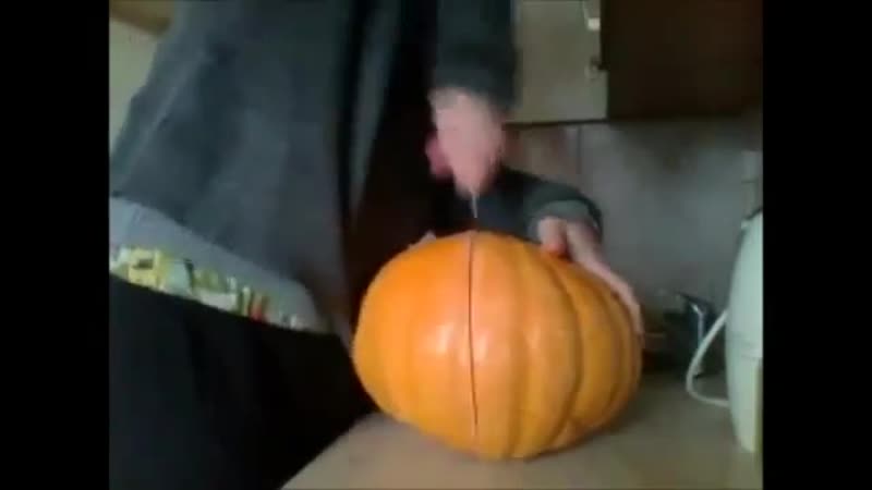 Мужик режет тыкву как голову мужика ( ебать какой прикол )
