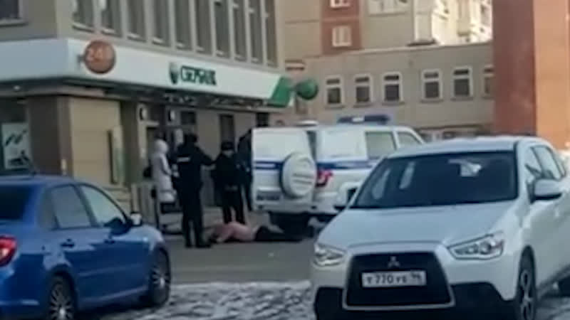 Голые мужики продолжают фестивалить в зимнем городе