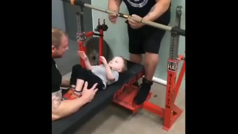 Отец приучает маленького сына к спорту