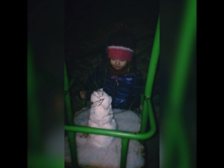 Еа слепила малышку снеговичка☃❄️🌕👧🏼