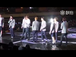 151212 exo sehun drop bottle on baekhyuns foot in nanjing[fancam]