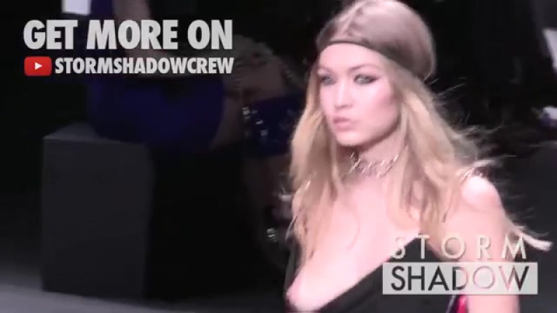 Джиджи хадид обнажила грудь versace fashion show in milan