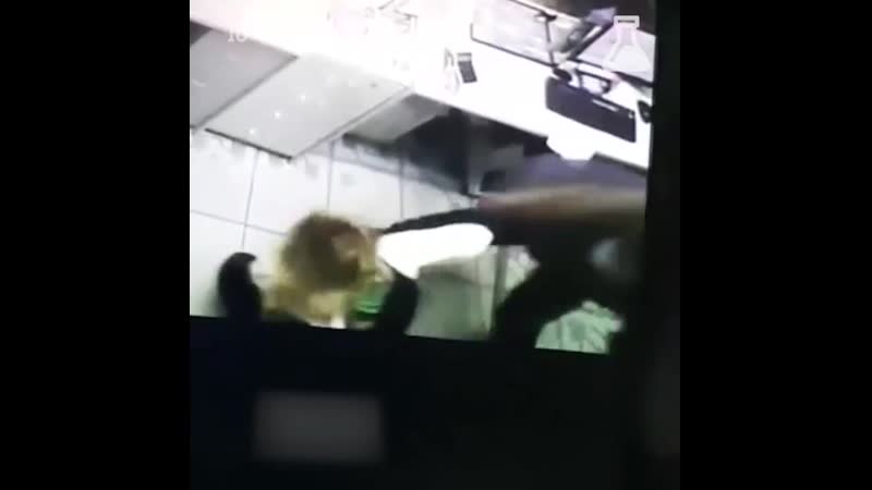 Мужчина молодыеженщину в офисе микрозаймов в ельце
