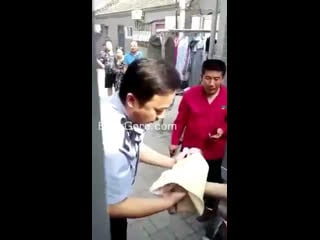 Выбросили ребёнка в унитаз