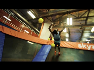 Trampoline vs dodgeball parkour! at sky zone!