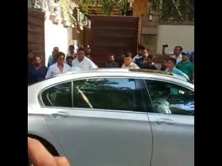 #shahrukhkhan visits #ajaydevgn's residence to pay his respect to deceased filmmaker #veerudevgan in #mumbai
