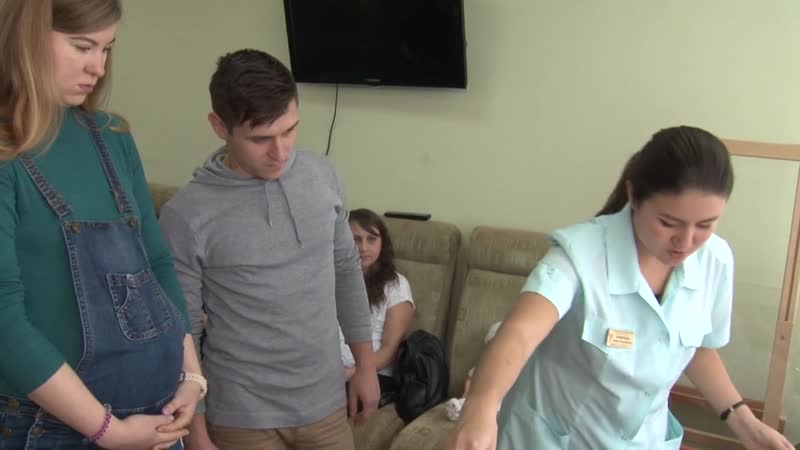 Будущие папы учатся пеленать, мамы – расслабляться перед родами