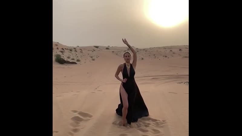 Елена летучая без трусиков позирует и светит свой киской голая грудь без лифчика соски ревиззоро