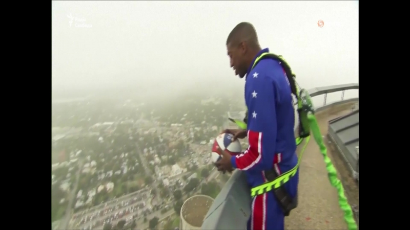 Зірка баскетболу забиває з верхньої частини вежі сан антоніо у сша