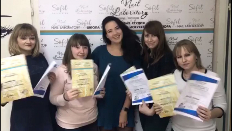 Довольные выпускницы