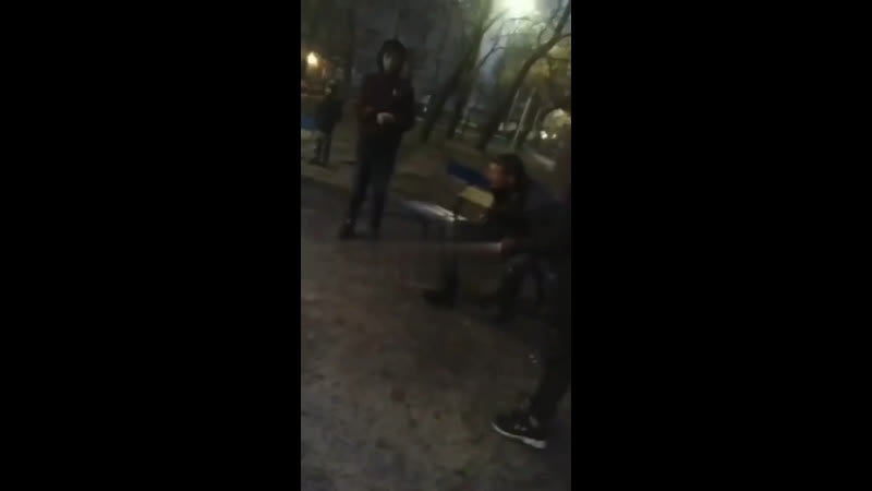 Молодые тиктокеры решили хайппнуть, избив ногами пьяного спокойного мужчину