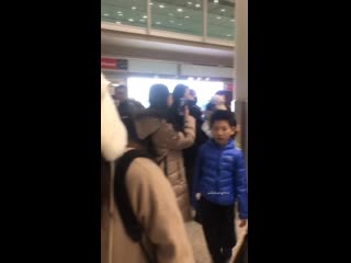 Dimash couldn't find his luggage exclamation heart ️🧳all the fans helped him find it innocent finally ( 1333 x 750 ) mp4