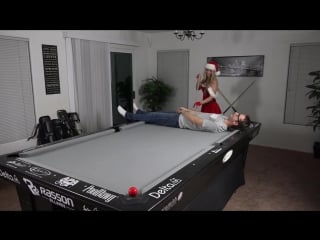 Эта сексуальная санта умеет закатывать шары