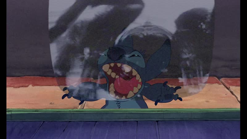 Стич увидел ужастик по телевизору