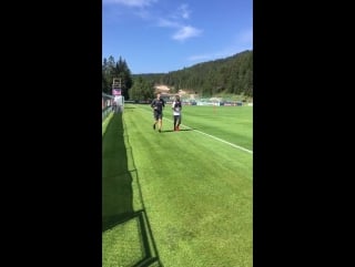 Auch naby #keita, der gestern beim training auf dem platz fehlte, dreht heute wieder seine runden!