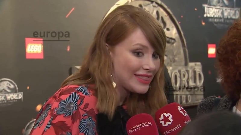 Брайс даллас ховард видео с красной дорожки (мир юрского периода 2018)