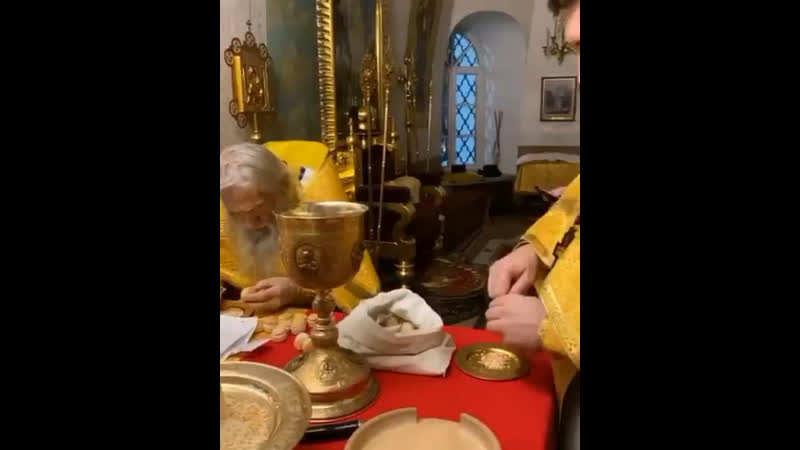 О илий совершает проскомидию