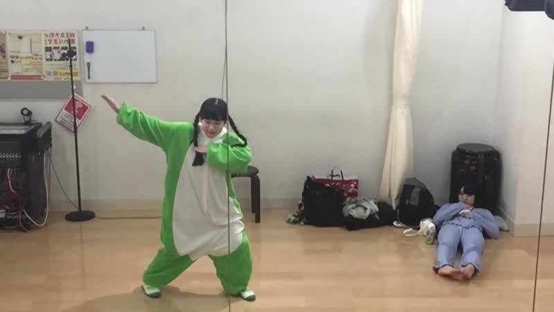 Soze nakamura (melon batake a go go) rehearsing dance "asahino yuni sawayaka ni" by saka sama